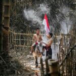 Sumber Foto: Dua anak desa yang sedang bermain gembala (Foto: Pintrs)