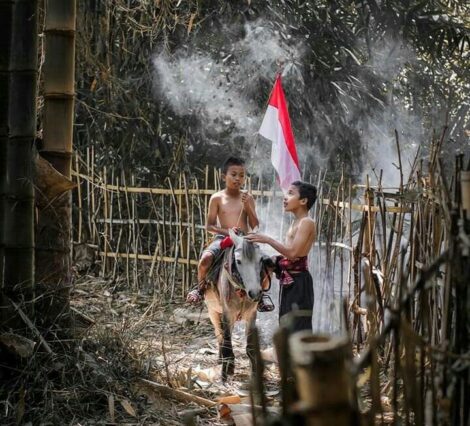 Sumber Foto: Dua anak desa yang sedang bermain gembala (Foto: Pintrs)
