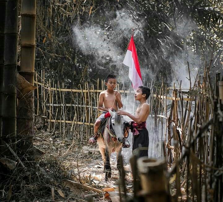 Sumber Foto: Dua anak desa yang sedang bermain gembala (Foto: Pintrs)