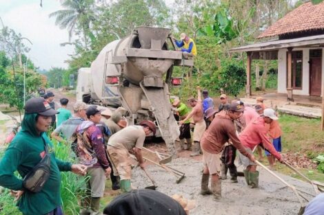 Warga Desa bergotong royong perbaiki jalan. Sumber: Kompas