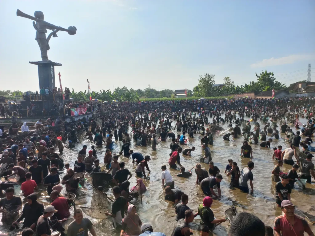 Ribuan Warga Serbu Festival Memet Ikan di Klaten, 2 Ton Ikan Diperebutkan (via Solopos/Taufiq Sidik Prakoso)
