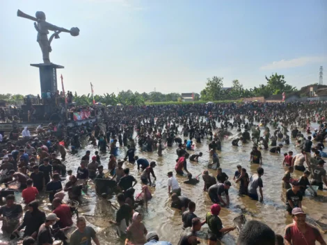 Ribuan Warga Serbu Festival Memet Ikan di Klaten, 2 Ton Ikan Diperebutkan (via Solopos/Taufiq Sidik Prakoso)