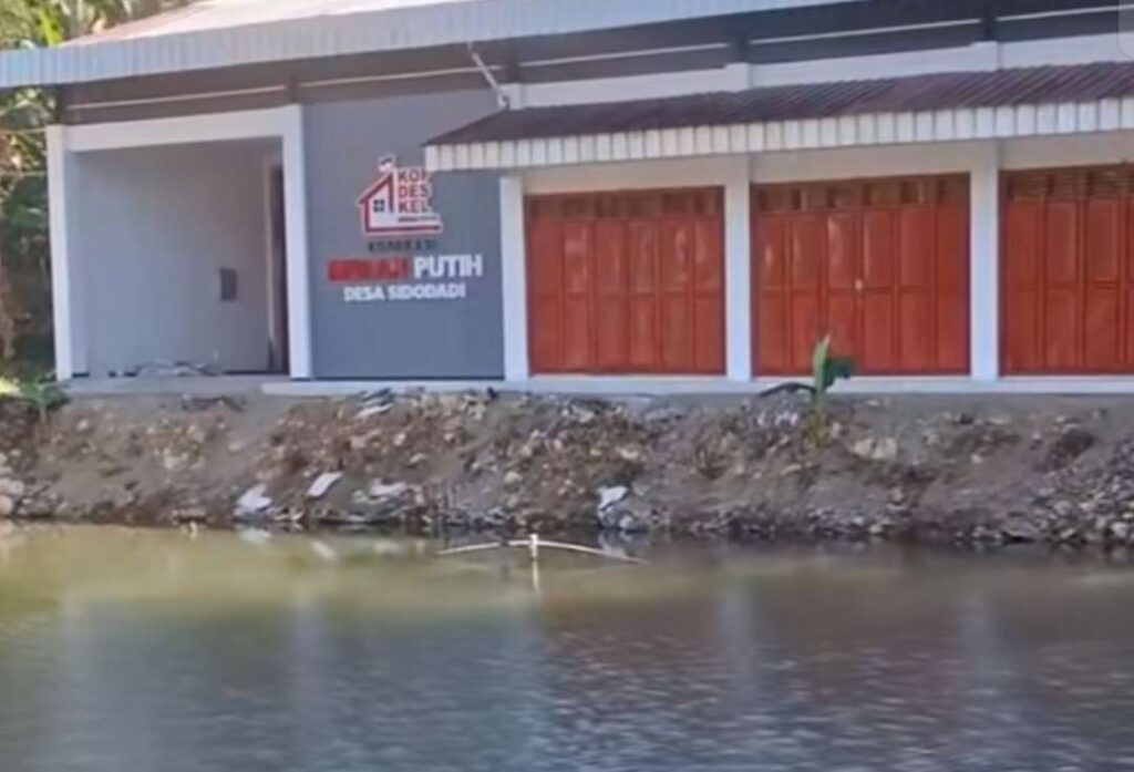 Viral Kopdes Merah Putih Malang Berdiri di Seberang Telaga (Foto: Jatimtimes)