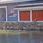 Viral Kopdes Merah Putih Malang Berdiri di Seberang Telaga (Foto: Jatimtimes)
