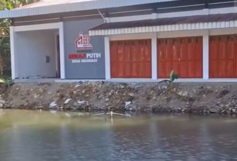 Viral Kopdes Merah Putih Malang Berdiri di Seberang Telaga (Foto: Jatimtimes)