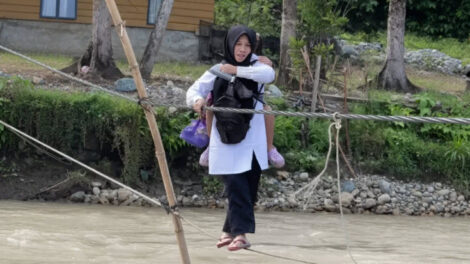 Pilu Akses Jembatan Putus, Guru di Desa Sikundo Aceh Barat Nekat Seberangi Sungai Sambil Gendong Anak (IG/@liumikes)