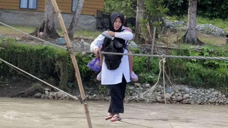 Pilu Akses Jembatan Putus, Guru di Desa Sikundo Aceh Barat Nekat Seberangi Sungai Sambil Gendong Anak (IG/@liumikes)