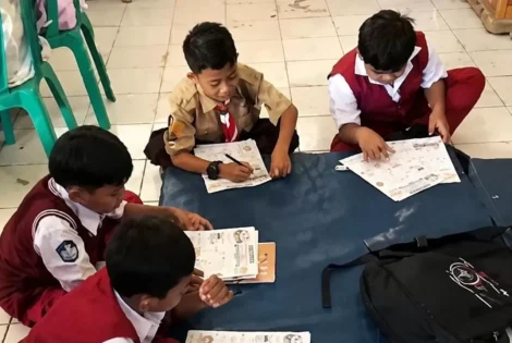 Miris, Siswa SDN Kalibuaya 1 Karawang Terpaksa Belajar di Atas Matras (via PojokSatu)