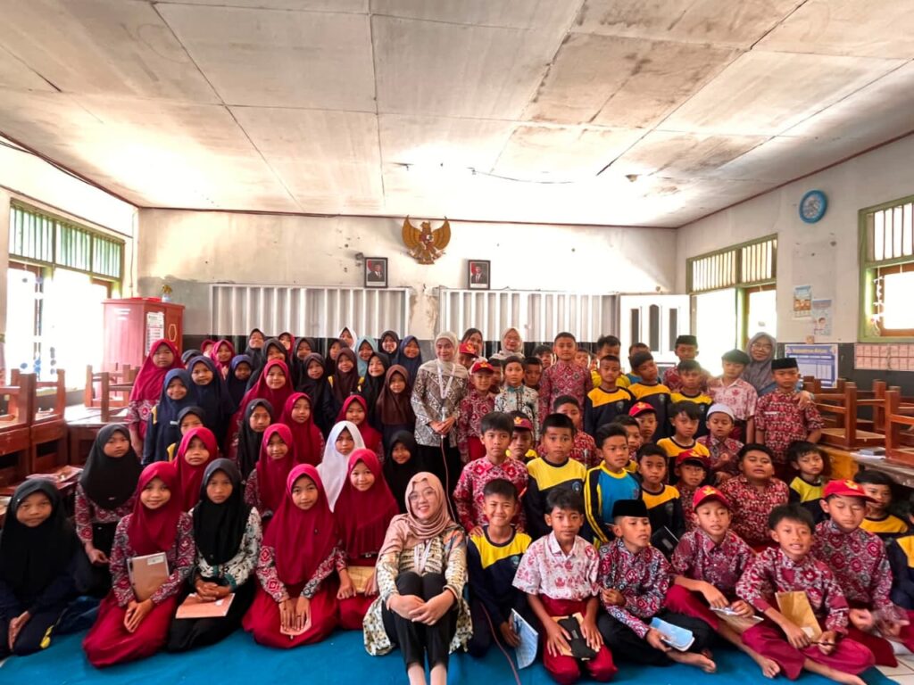 Edukasi literasi finansial bagi siswa SD Desa Cibingbin. Foto: Dokumentasi KPPM.