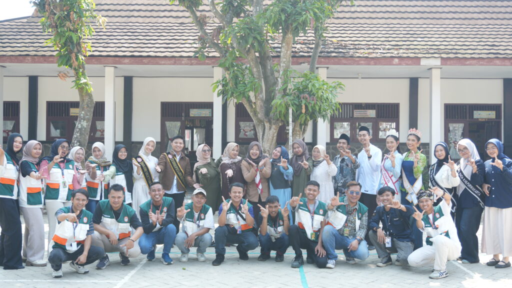 KKN 07 Desa Sukahaji Universitas Kartamulia bersama seluruh kolaborator usai sukses menggelar acara "Sahabat Generasi Cerdas" di SDN Sukahaji, Jumat (14/8).