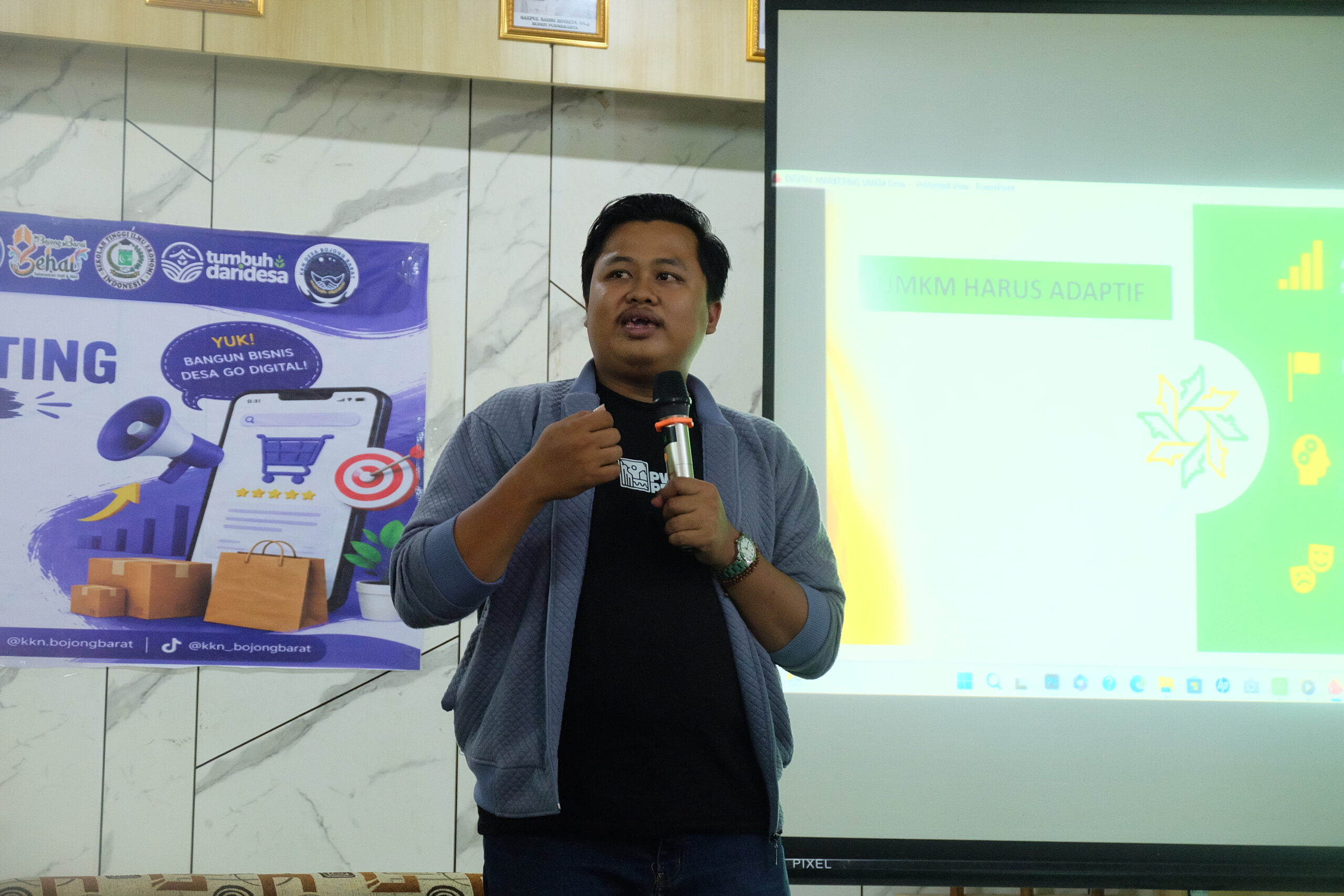 Hadi Albulaqi saat memaparkan materi dan mengajak pelaku UMKM untuk melek digital marketing. (Dok. daridesa.com)