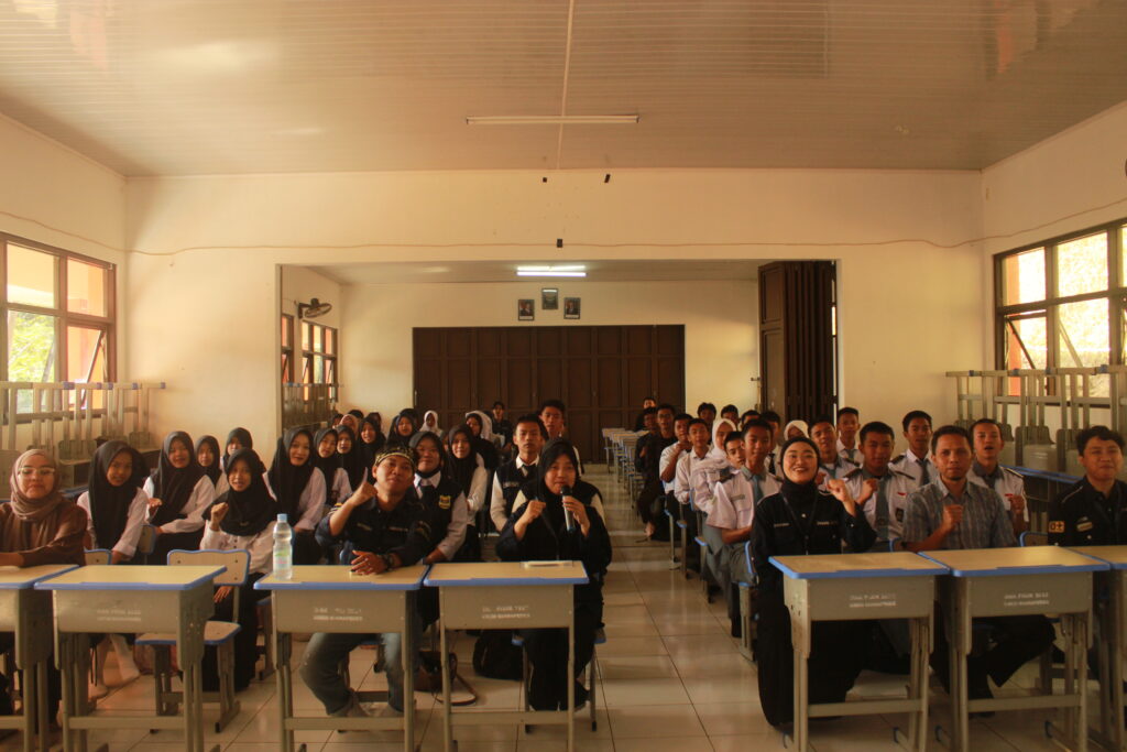 Kebersamaan Para Peserta Inkubasi, Panitia FPL, Serta anggota KOPEL saat sesi foto bersama di SMKN Kiarapedes (dok. Istimewa)