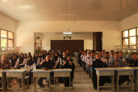 Kebersamaan Para Peserta Inkubasi, Panitia FPL, Serta anggota KOPEL saat sesi foto bersama di SMKN Kiarapedes (dok. Istimewa)