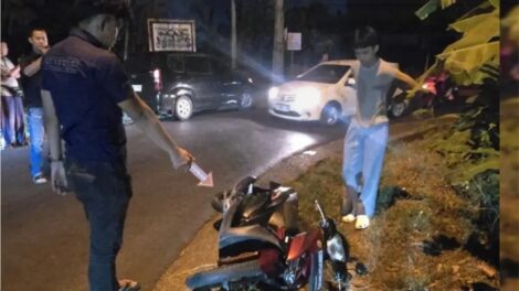 Petugas Satreskrim Polres Purwakarta saat menggelar olah TKP di lokasi percobaan begal di Citalang, Sabtu malam.