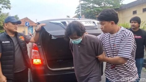 Pelaku saat diringkus oleh aparat di kediamannya (Sumber: detikjabar.com)