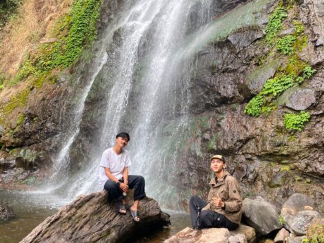Kesejukan Curug Cibareubeuy di Desa Wisata Cibeusi, Subang, menjadi ganjaran setimpal bagi para pengunjung usai melintasi rute persawahan. (Dok. Istimewa/daridesa.com)