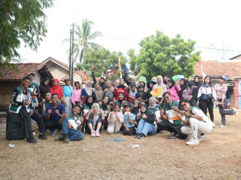 Mahasiswa KKN 07 Universitas Kartamulia bersama warga Desa Sukahaji seusai mengikuti kegiatan senam sehat dan penyuluhan kewirausahaan di Lapangan Bola Desa Sukahaji, Minggu (16/8/2026).