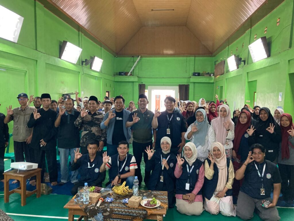 Sesi foto bersama antara Masyarakat Desa Bojong Barat, Pelaku UMKM, Pelajar, serta, mahasiswa KKN di acara seminar "UMKM Desa Melek Digital Marketing"