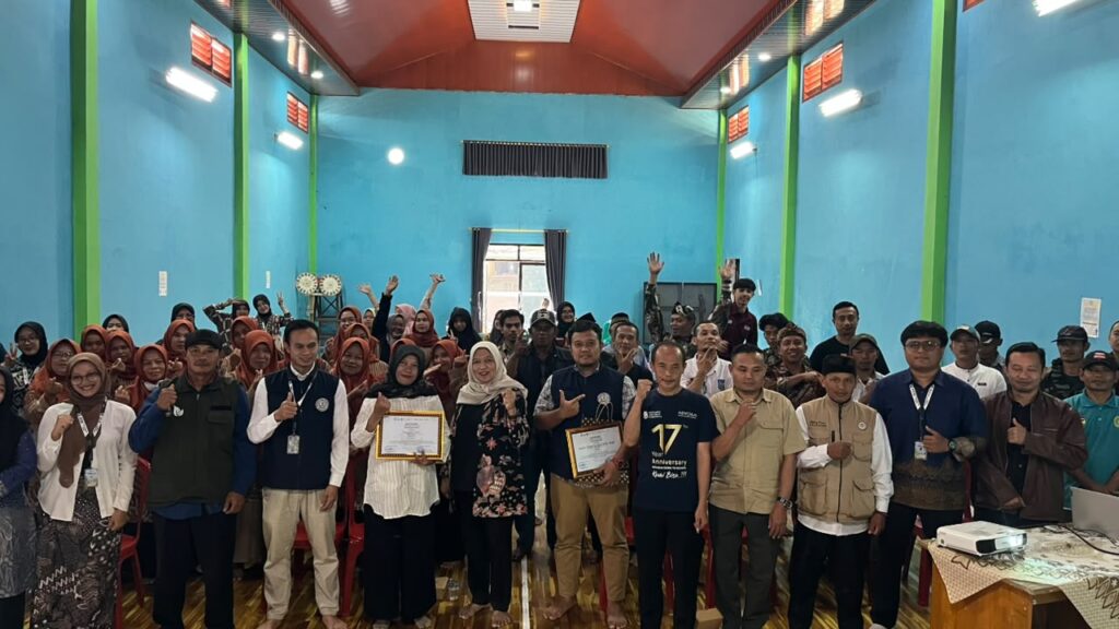 Sesi foto bersama narasumber, aparatur desa Bojong Timur, dan peserta 'Ruang Berdaya' usai penyerahan sertifikat. (Dok. Istimewa)