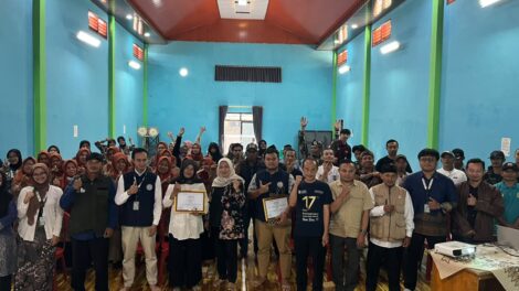Sesi foto bersama narasumber, aparatur desa Bojong Timur, dan peserta 'Ruang Berdaya' usai penyerahan sertifikat. (Dok. Istimewa)