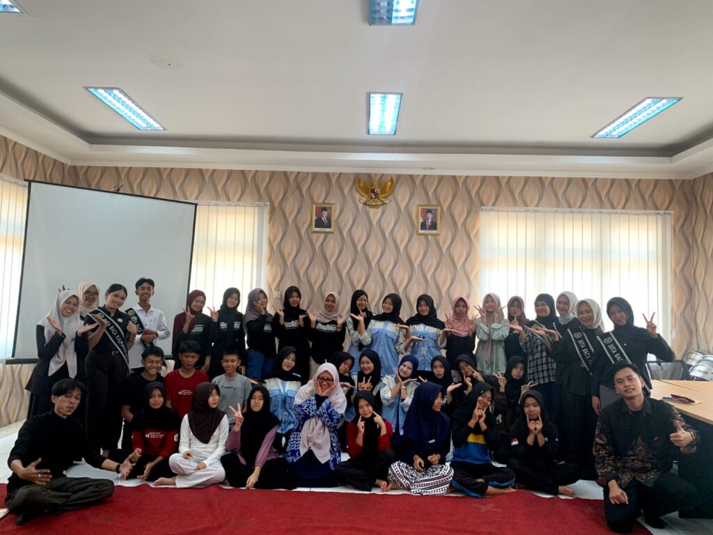 Foto bersama peserta dan pengurus Paguyuban Duta Baca Kabupaten Purwakarta usai gelaran acara Literasi KORAN di Pendopo Kecamatan Maniis, Minggu (23/8).