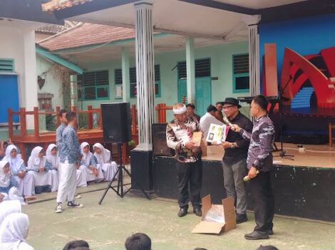 Ferry Curtis saat hendak memberikan sumbangan buku untuk anak-anak sekolah SMPN 1 Wanayasa (dok. Istimewa)