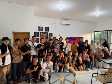 Kemeriahan peserta dan pemateri workshop "AI Workflow & Content Creator" yang digelar Komite Ekraf Purwakarta untuk mendorong ekosistem kreatif berbasis teknologi di LOKA Coffee Creative Hub. (Dok. Istimewa)