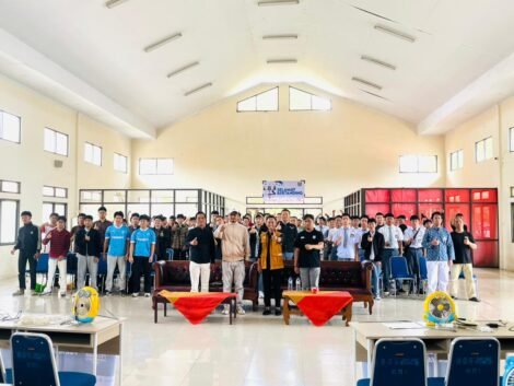 Suasana kebersamaan panitia, pejabat daerah, dan para finalis saat pembukaan Grand Final Liga E-Sport Pelajar Purwakarta 2026 di Aula SMKN 1 Purwakarta (dok. Istimewa)