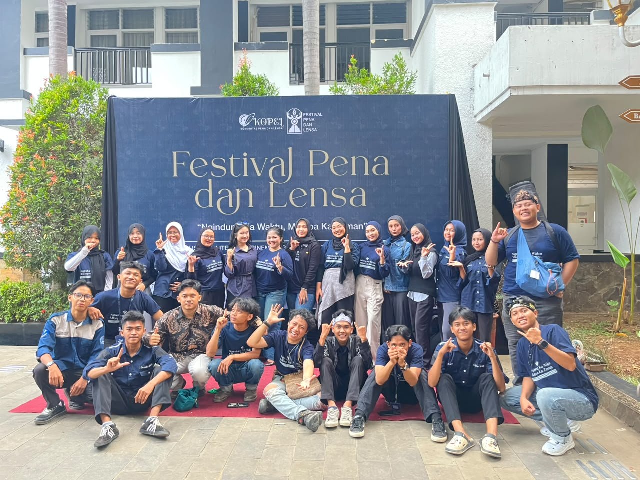 Foto bersama: para pengurus KOPEL, panitia dan beberapa peserta Festival Pena dan Lensa 2026 di depan Gedung Yudhistira Purwakarta 