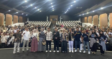 FOTO BERSAMA: Para narasumber, tamu undangan, dan panitia berfoto bersama para peserta usai sesi Talkshow Kepemudaan pada rangkaian acara Awarding Festival Pena dan Lensa 2026 di Bale Sawala Yudistira, Purwakarta, Sabtu (24/10/2026). Dok. KOPEL
