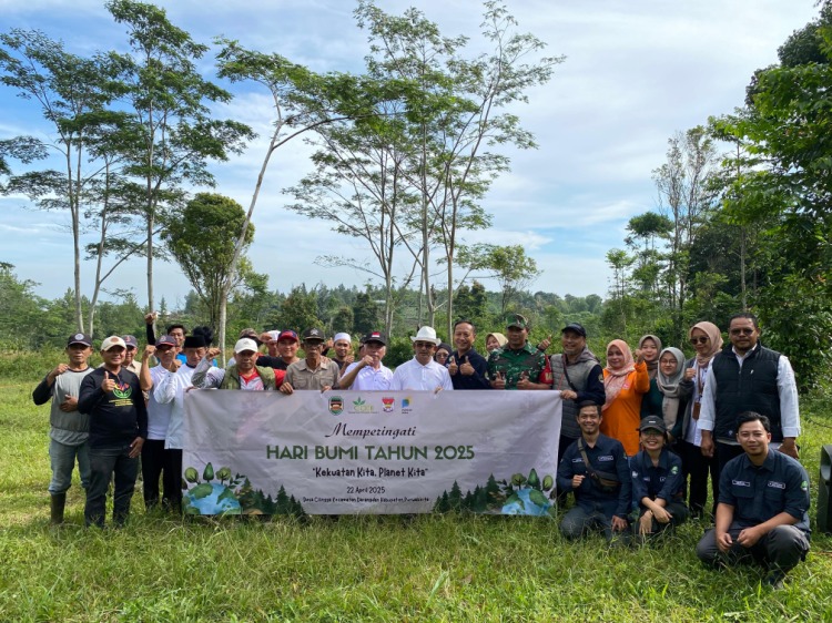Peringati Hari Bumi 2025, Patriot Desa Purwakarta Gelar Aksi Tanam 200 Pohon di Desa Cilingga