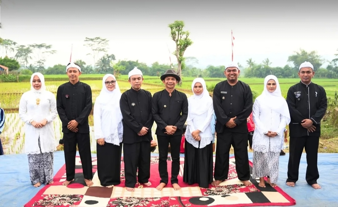 Menarik! Kades ini Dilantik di Tengah Sawah oleh Bupati Purwakarta
