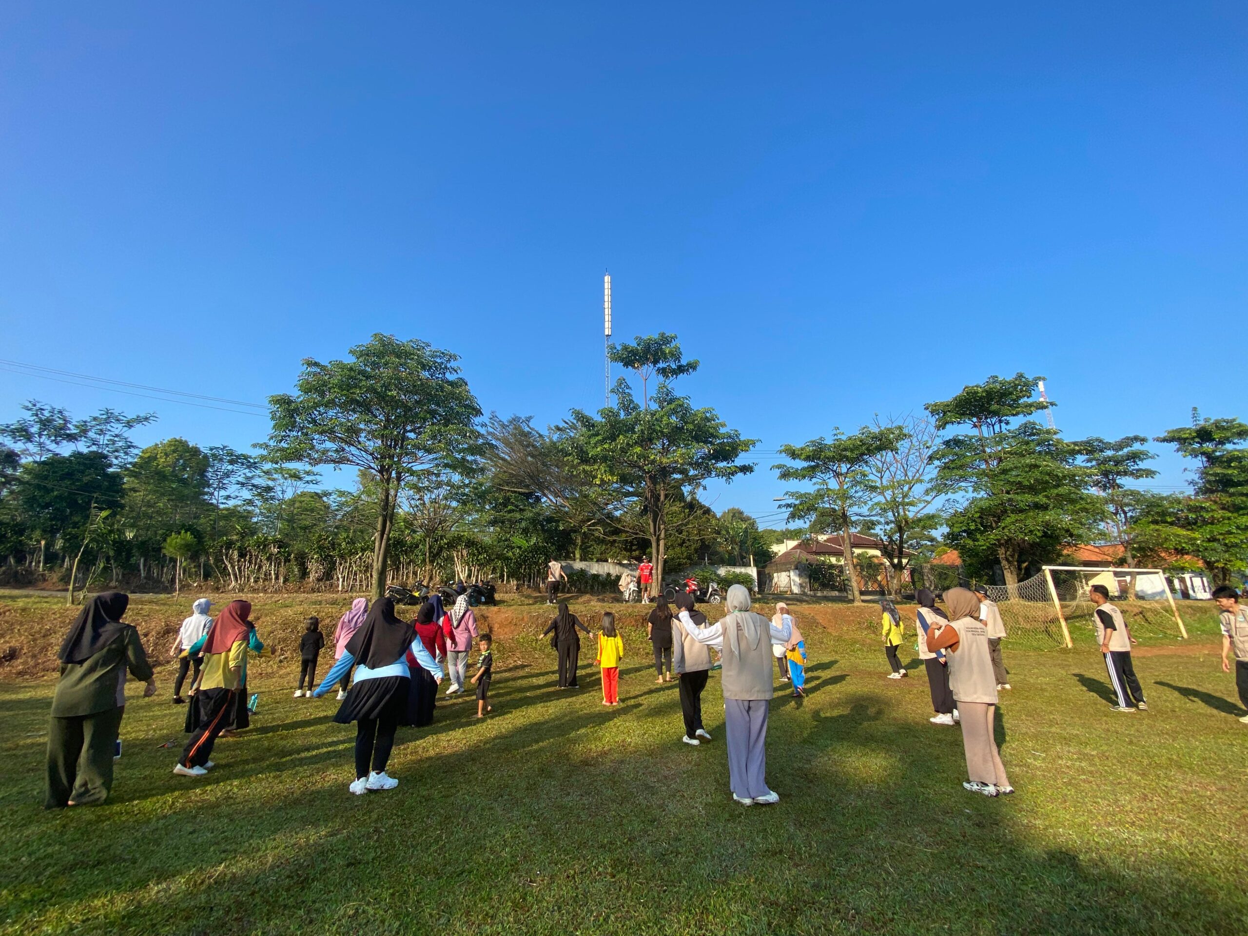 Pagi Ceria di Taringgul Tengah: Warga Antusias Senam Bersama Mahasiswa KKN